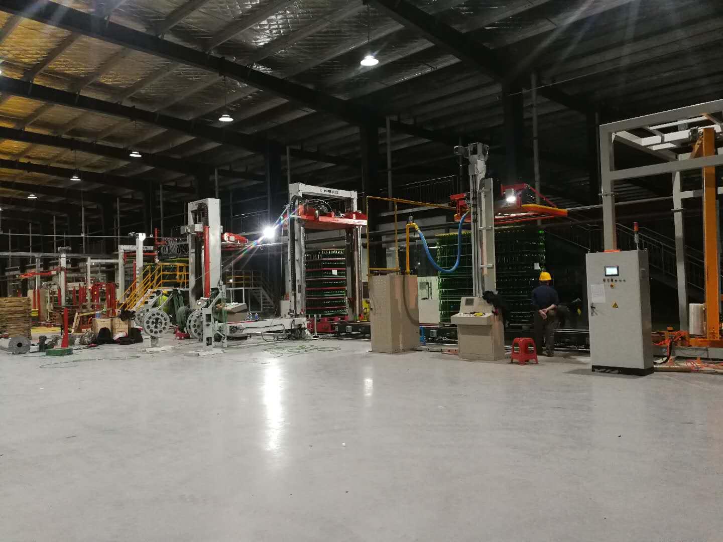山東星派克為湖北一企業(yè)定制的懸臂纏繞包裝機(jī)交付使用