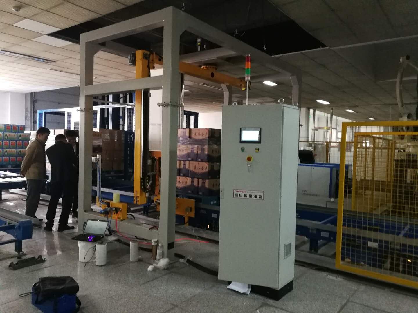 山東星派克為酒廠(chǎng)定制的懸臂纏繞機(jī)運(yùn)行穩(wěn)定